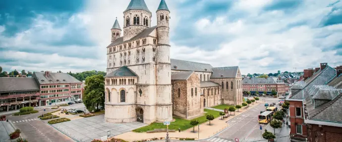 Taxi Nivelles 🚖 Service haut de gamme et écologique avec Taxi-G. Déplacements vers la Collégiale Sainte-Gertrude, le Shopping Nivelles et le zoning sud.